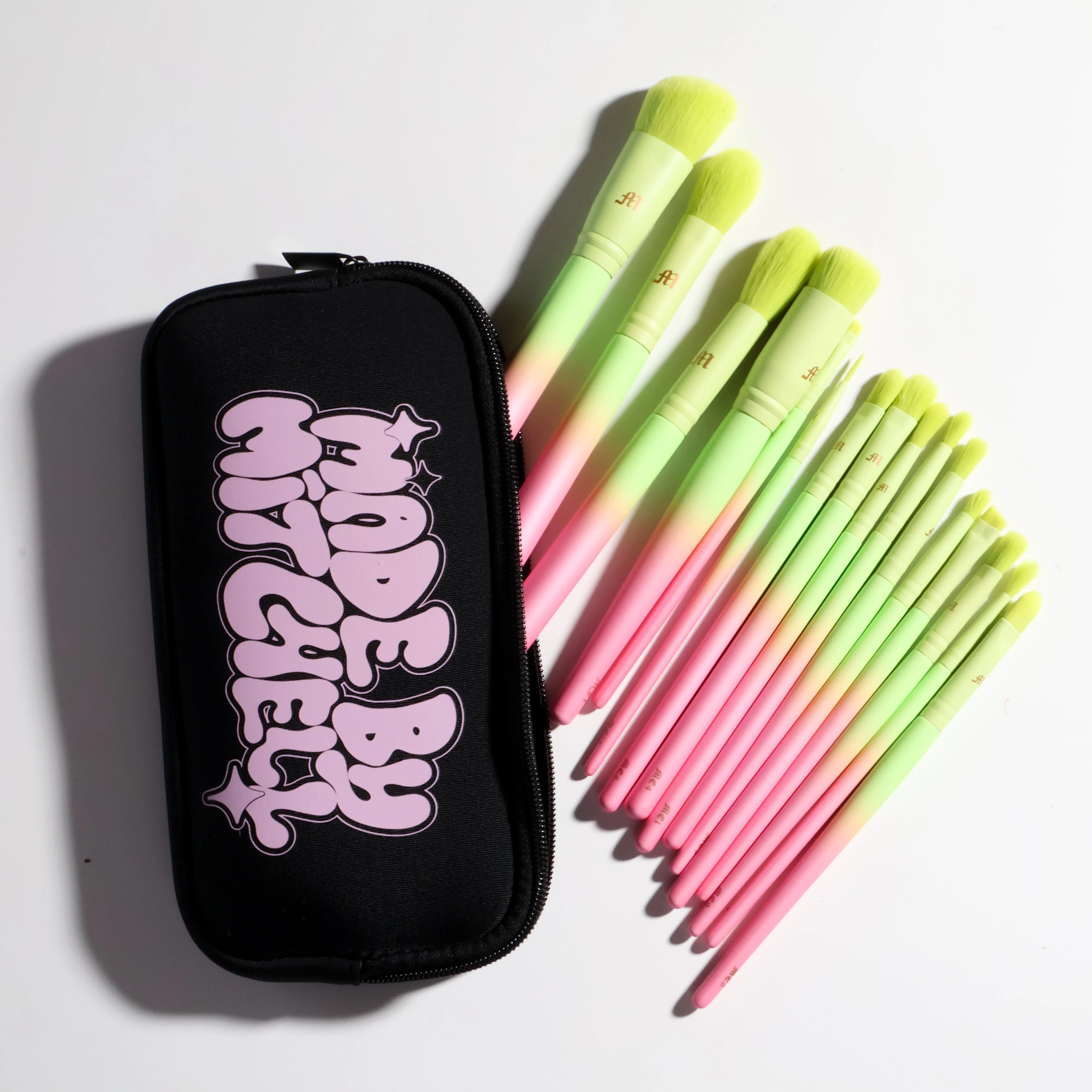 16 Piece Ombre Makeup Brush Set & Brush Pouch - Image 4